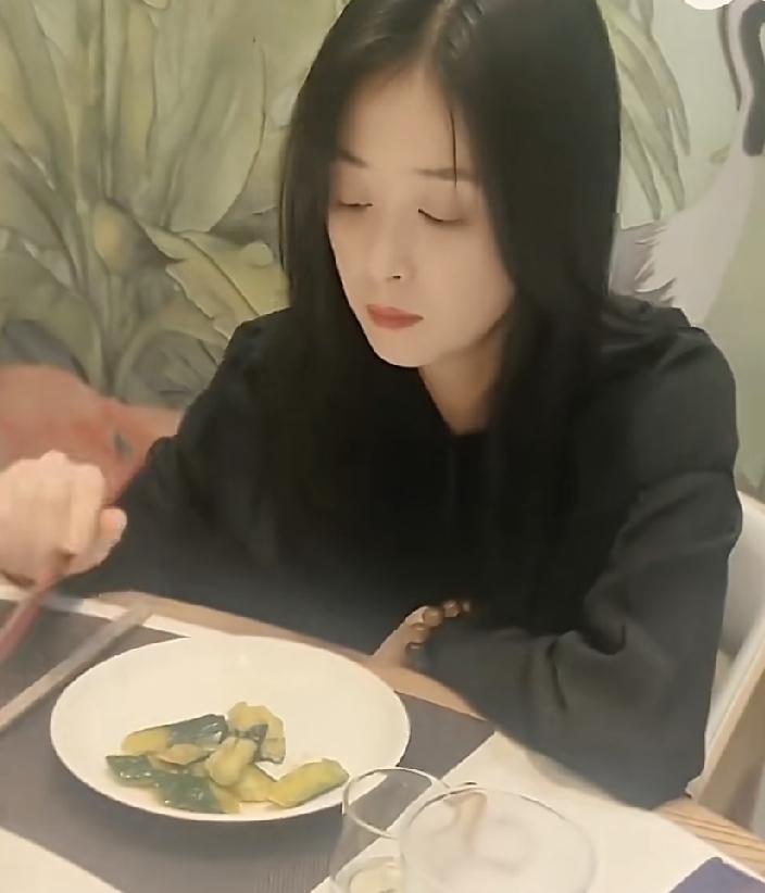 蒋欣，太不容易了！8月31日，一向低调的蒋欣被晒出她被经纪人管饭的视频，没想
