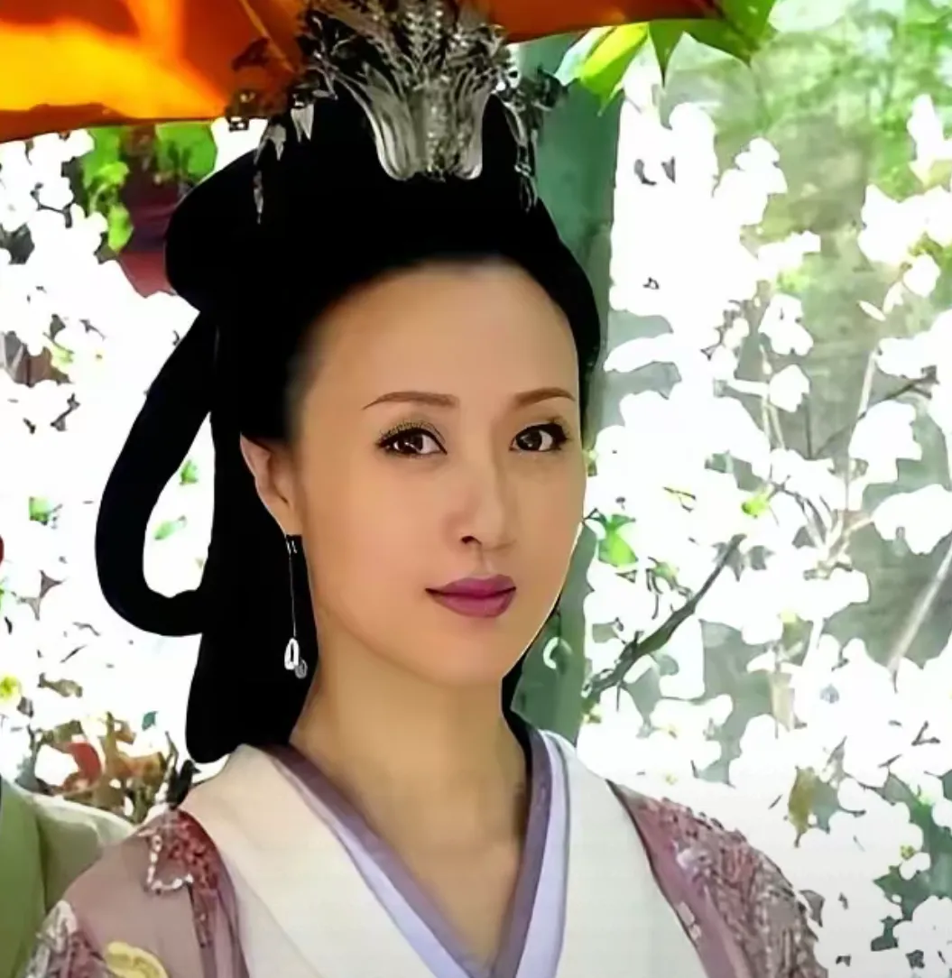 公元前204年，薄姬发现自己怀孕后感到恐惧，她立即来到吕雉的寝宫，胆怯地说道：“