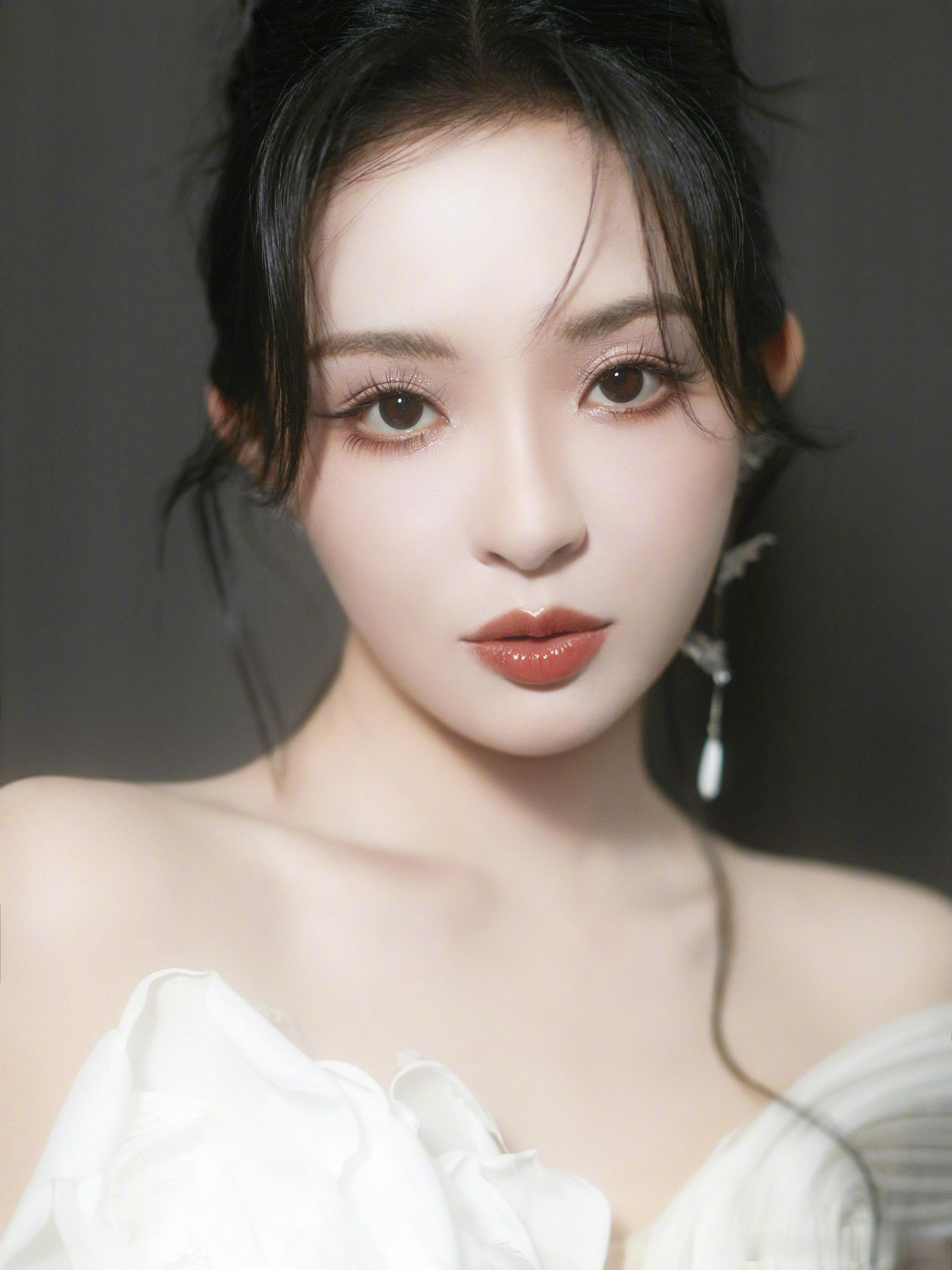 李莎旻子. 裙裾迤逦曳地，矜贵雅致，自带浑然天成的气场。