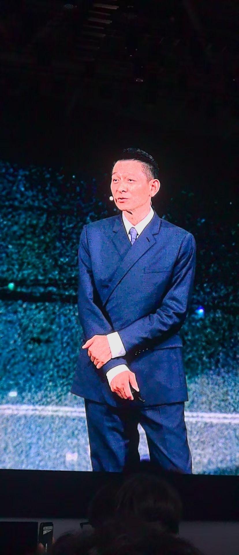 刘德华来华为发布会了三折叠发布会现场惊喜不断，刘德华突然亮相引发全场尖叫，气氛