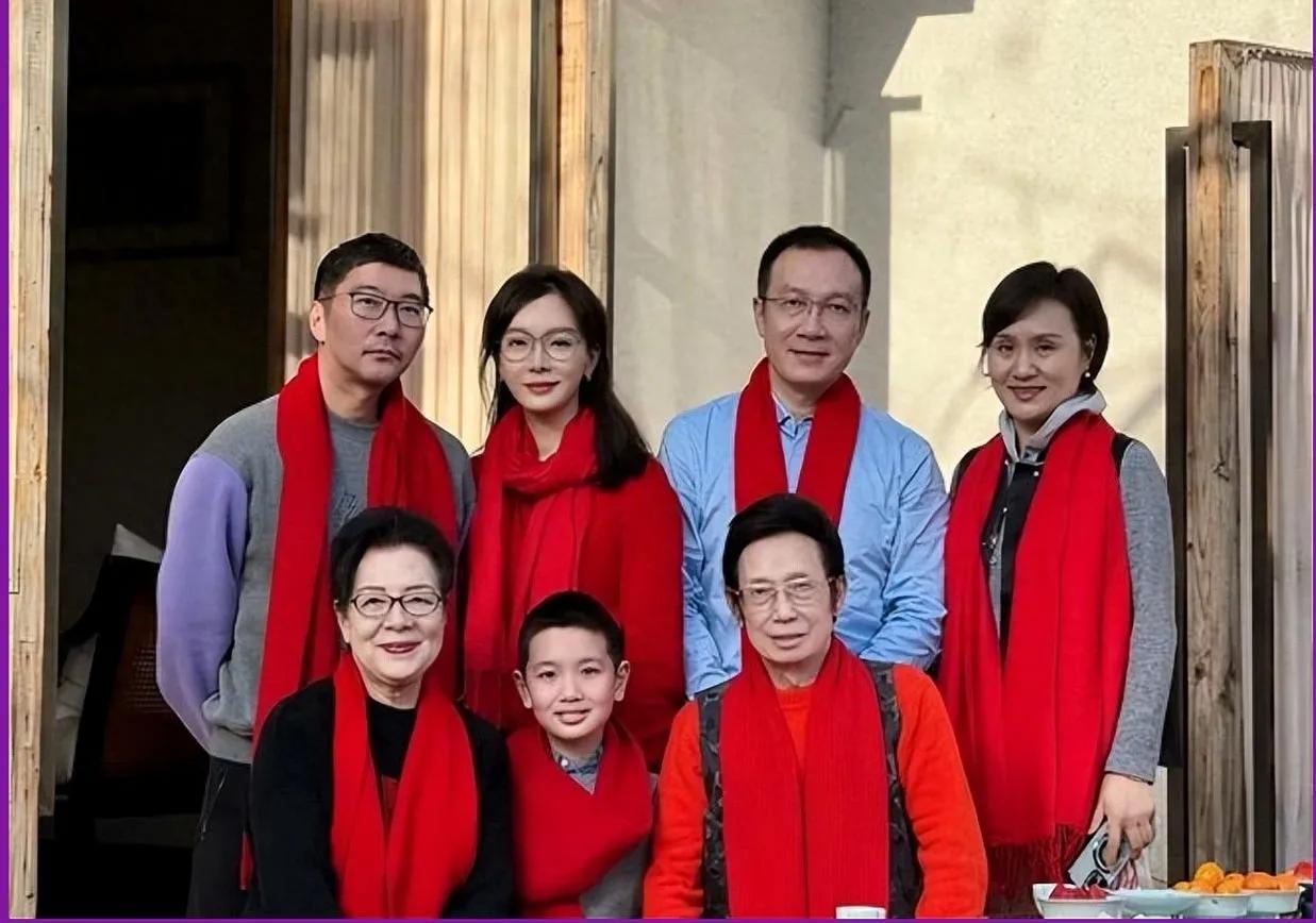 陈数携丈夫赵胤胤以及继子与父母、哥哥、嫂子一家人的一张留影。陈数是业内公认气质出