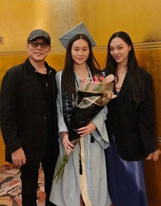 62岁李连杰小女儿大学毕业，功夫皇帝难掩喜悦