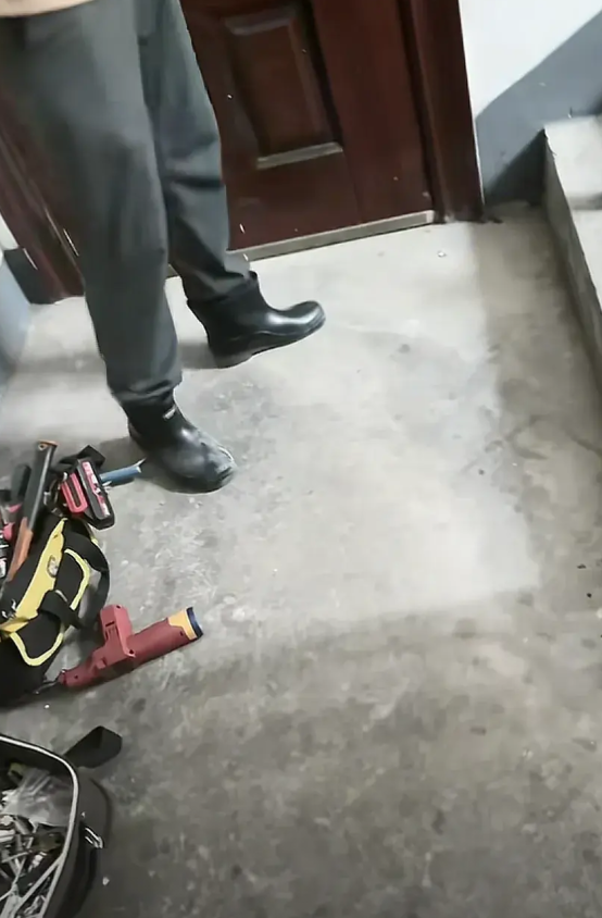 浙江，女子听到门被人撬得很响，她壮着胆子吼了一声，没想到，门外的人还在继续撬门，