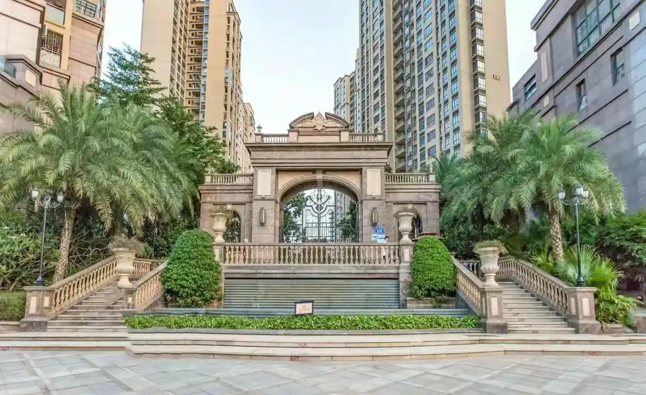 深圳楼市，宝安碧海圣拿威119平4房低楼层，5月25日的成交价是820万，相比4