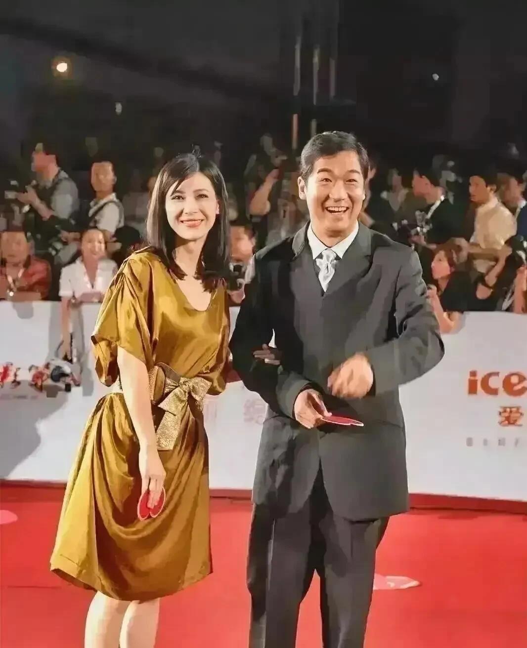 看张国立乐的脸上都笑烂了，他旁边这一位美女好美啊，好养眼！这位美女太有女人味了，