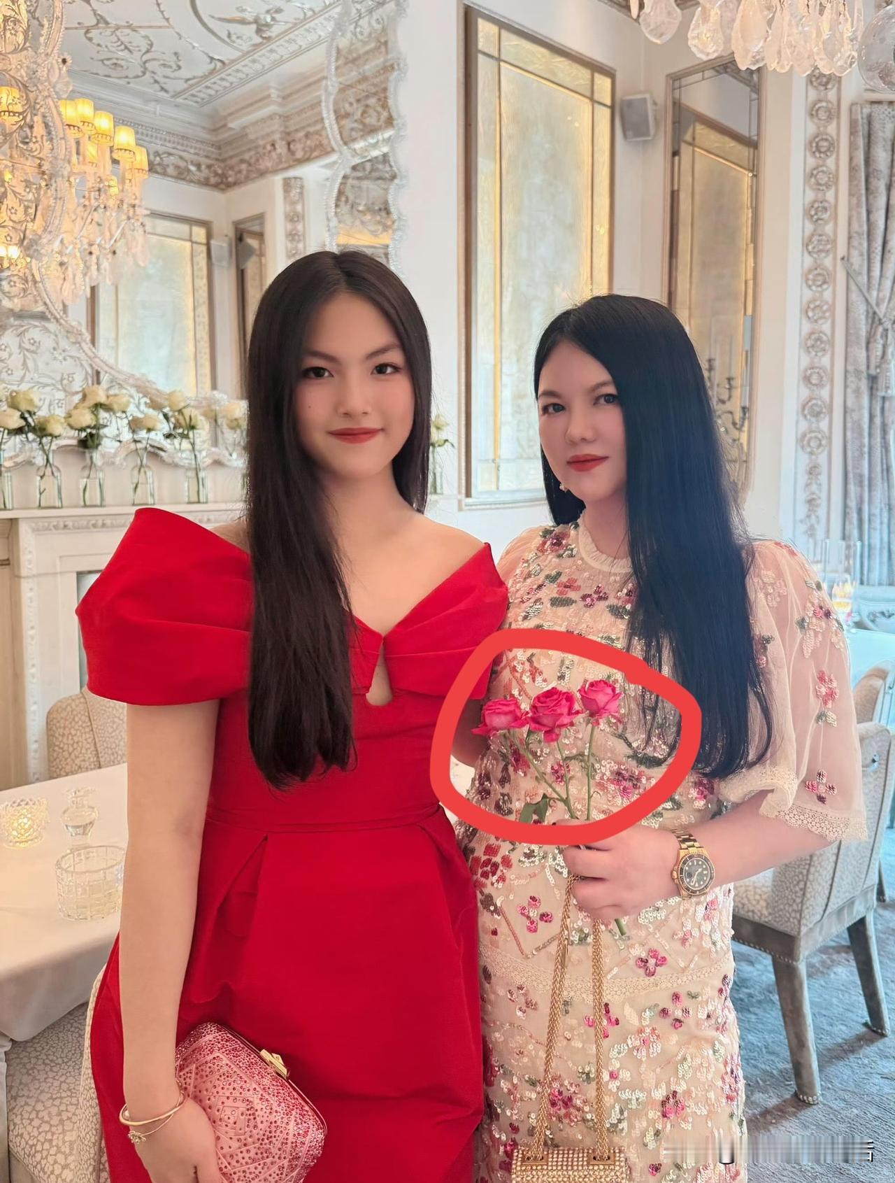 分手了，不影响富养女儿！但李湘、王岳伦与女儿的合影距离，说明了各自的份量！果