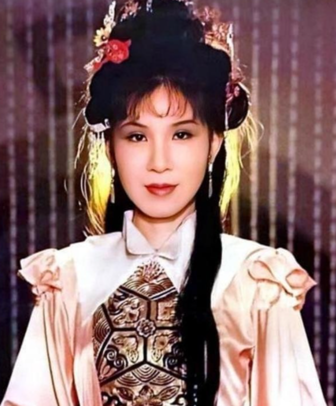 1998年，焦恩俊怕赔偿1000万的违约金，只好硬着头皮跟看似60岁的西门大妈，