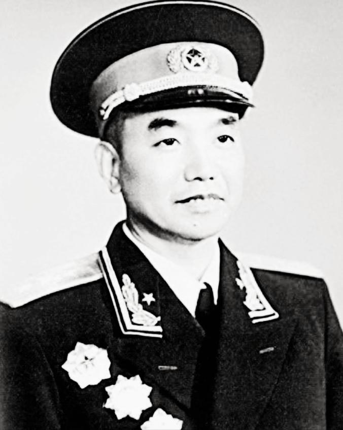 1955年授衔时，很多人为萧克鸣不平，因为他的资历非常高，即使不授元帅，也至少得