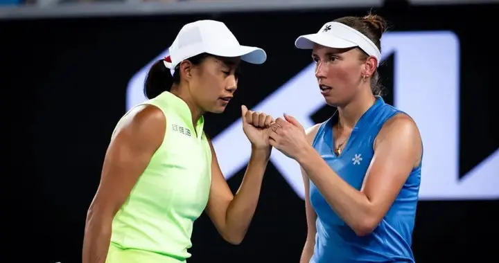 澳网女双冠军之路！张帅/梅尔滕斯逆转夺冠：从绝境翻盘到横扫登顶