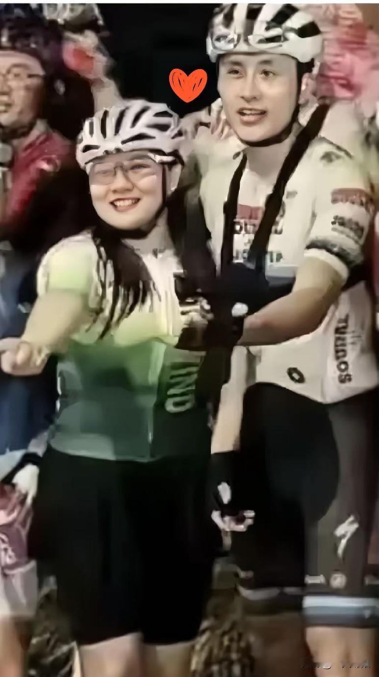 终于曝光，照片里的两人是广西南宁骑行圈“鸟哥事件”男女涉事当事人的合影。原