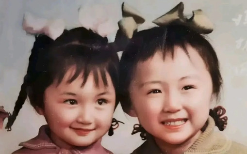 杨钰莹从小美到大。小时候的她，眼神清澈明亮，脸蛋肉嘟嘟的，透着一股天真无邪的可爱