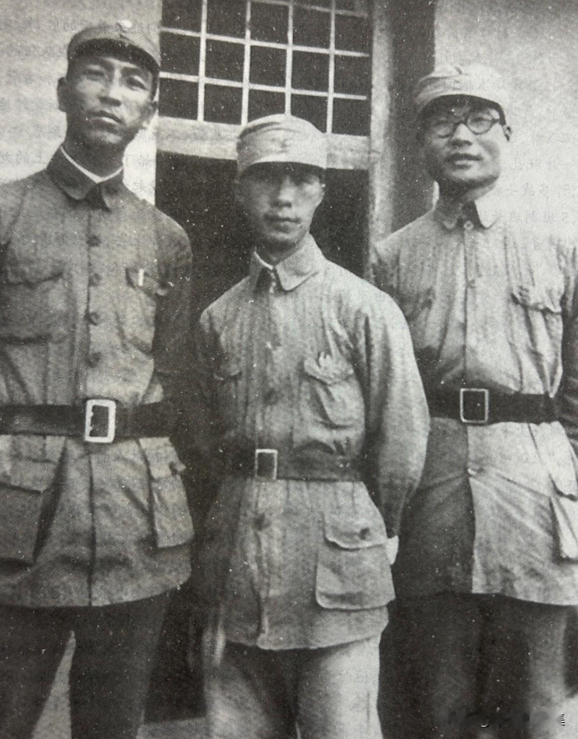 抗战时期，莫文骅（中）与萧劲光（左）、耿飚（右）合影。照片中，萧劲光（左）时任八