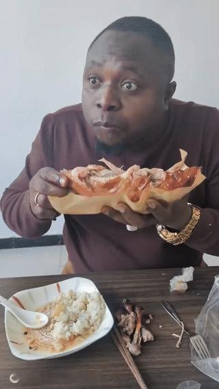 黑哥啃烧鸡真是吃的太香了！他是真的没想到中国人竟然把鸡肉做的这么好吃？要知道