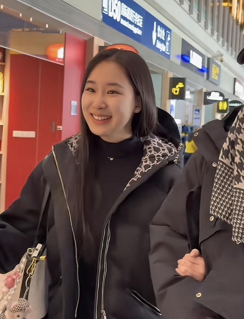 赵文卓女儿赵子仪：我觉得我眉眼像爸爸，嘴巴像妈妈。粉丝问到她长得像谁时，她轻声细