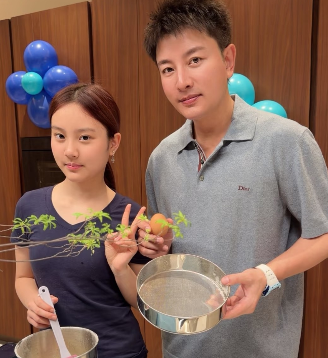 贾乃亮把颜值传给女儿了吧这是生了一个迷你版的自己！竟连笑容都是一比一复刻的~