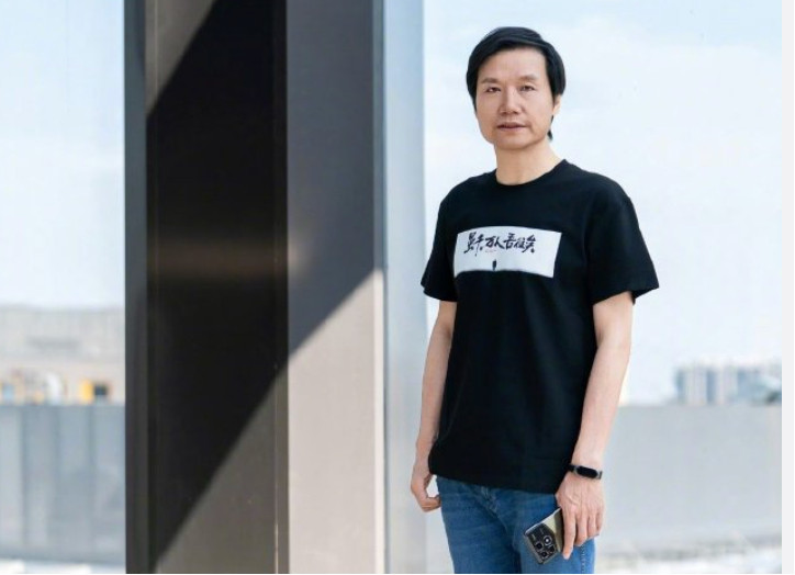雷军的新T恤雷总又换T恤了。“一车一世界，自在即澎程”——白色T恤上印着澎程的S