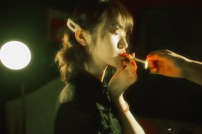女人主动摸你，含义可多了去了。要是她摸你的下巴，有可能是在试探你。面对感情，她