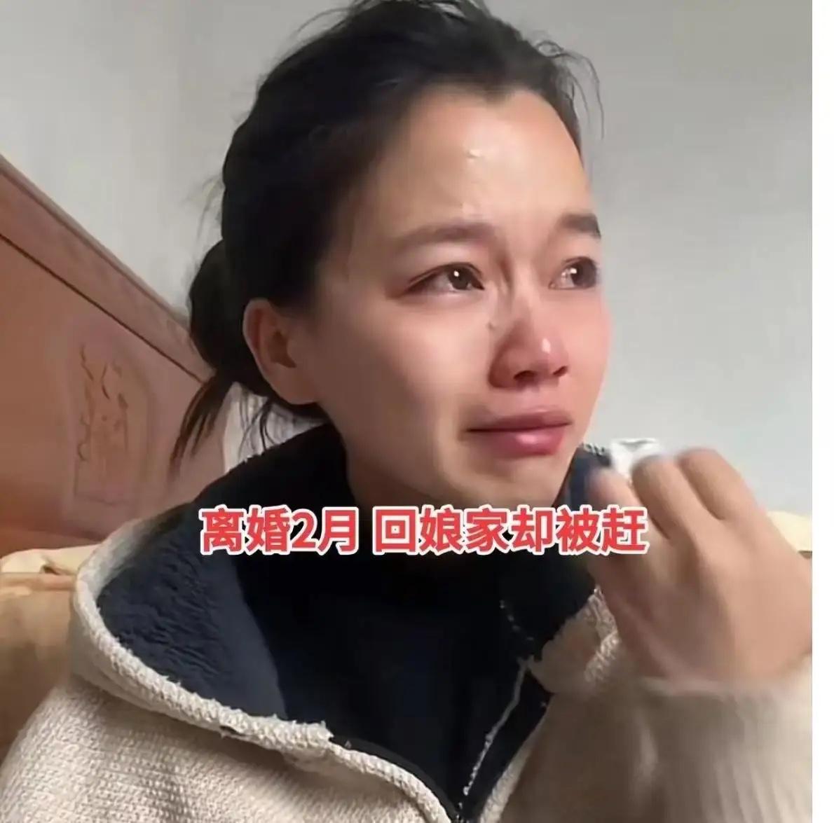 女子不听劝阻远嫁，离婚后回娘家过年被拒，母亲一句话让她彻底寒心：“你是外人！”