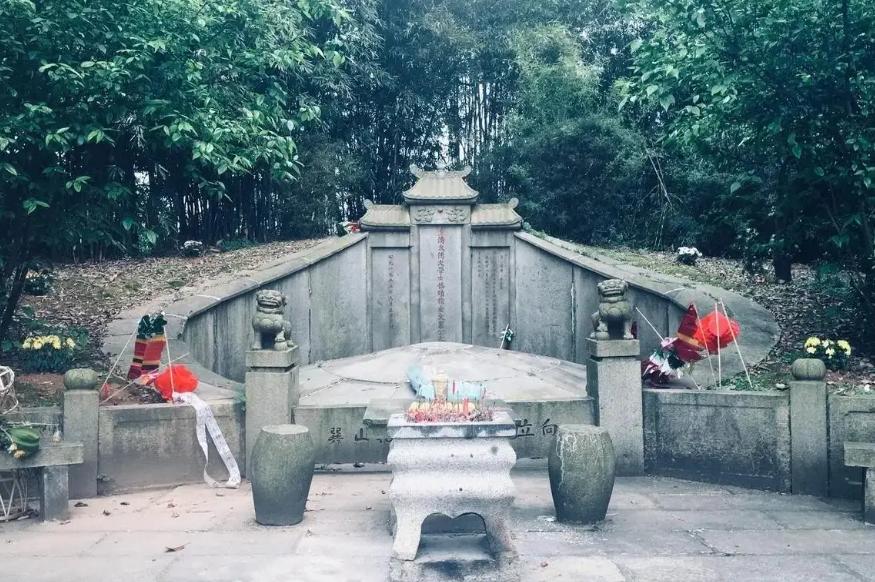 1885年，73岁的左宗棠在钦差行辕阖然长逝。灵柩沿闽江出海，转长江，溯湘江，