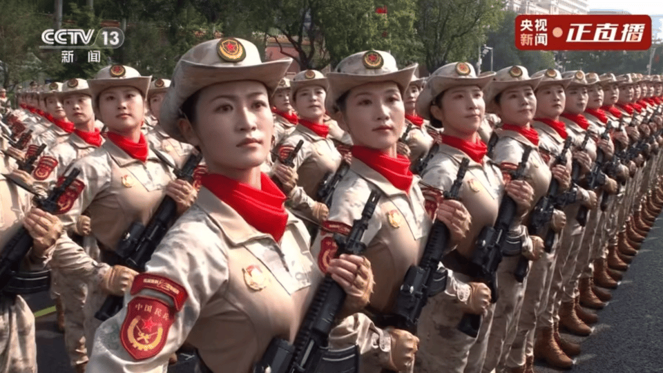 女兵方阵飒又美又飒，看的我热血沸腾，为你们点赞！👍​​​