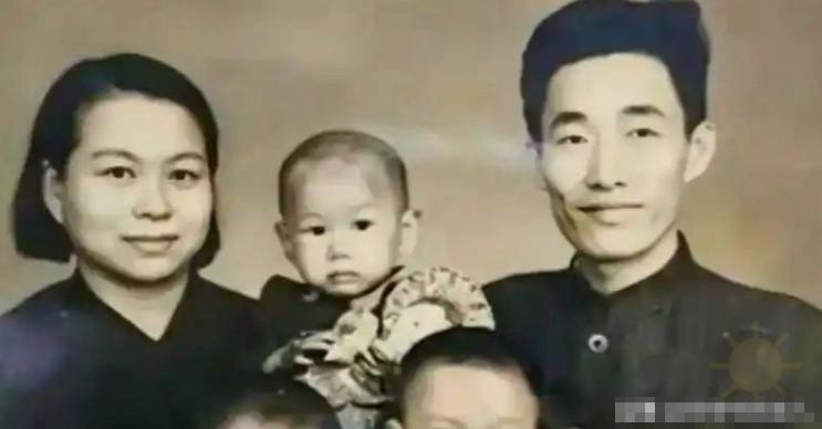 1947年，中统特务陈梦麟在澡堂里喝多了，无意间把一项秘密行动透露给一名搓澡工。