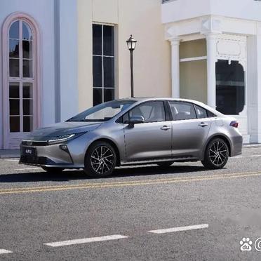 30万买的车，开10年，油钱花了10万。最后开到二手车市场，人家伸出三根手指头。