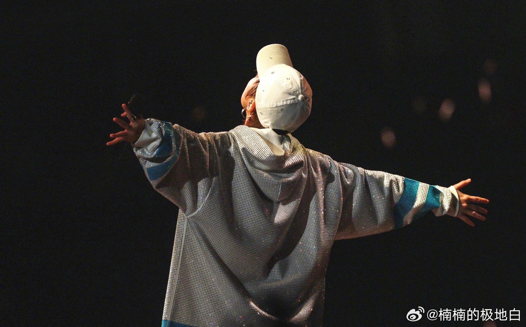 李宇春演唱会今晚的梅奔依然沸腾！连唱两天，状态依旧满分。造型大胆前卫，与舞台视