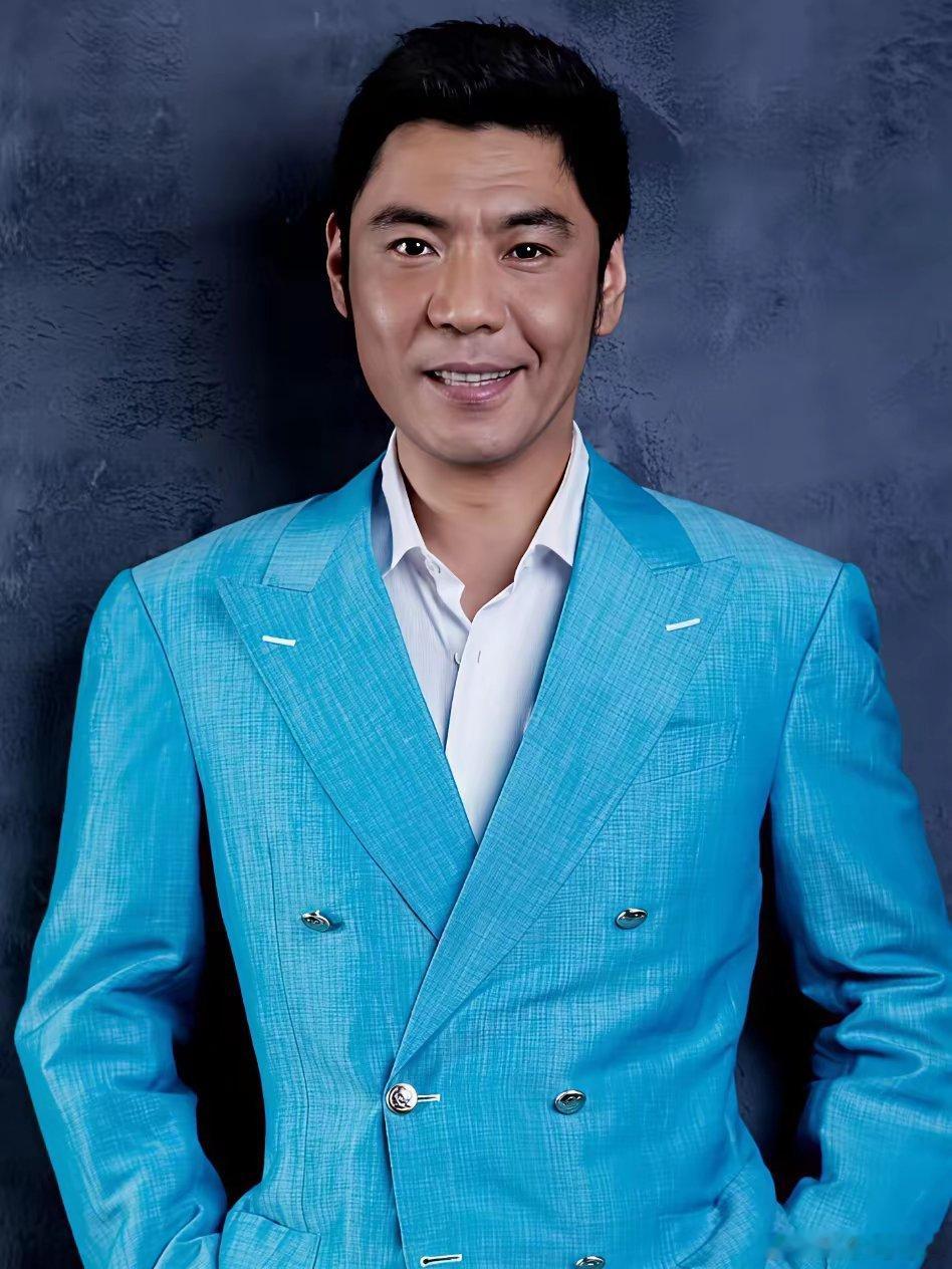 屠洪刚的三个孩子大儿子，屠芮葆，35岁，从小就在美国生活，在国外考上名校，靠着助