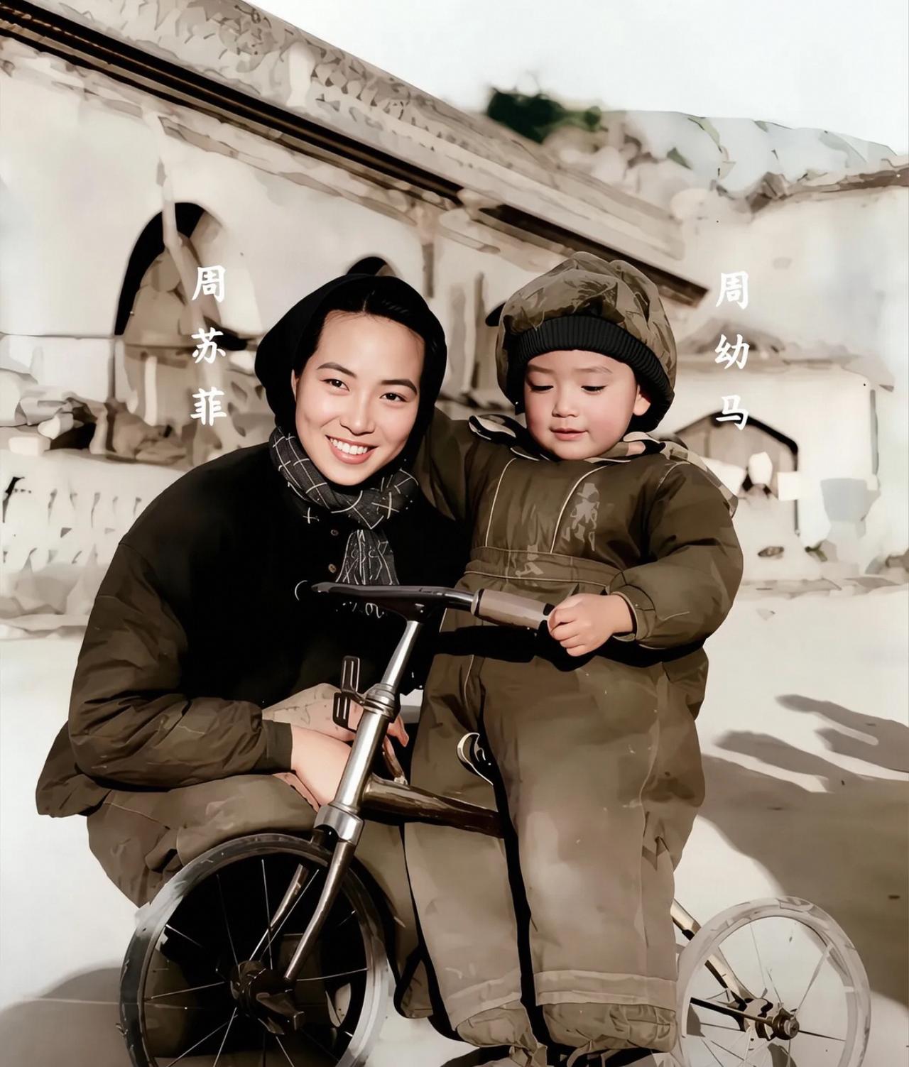 1946年，延安第一美女周苏菲，和儿子在延安窑洞前的合影，2023年去世，享年1
