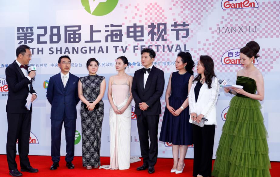 离谱到家了！上海电视节红毯闹出大笑话，两位知名女星为抢压轴死活不下车，硬生生让现