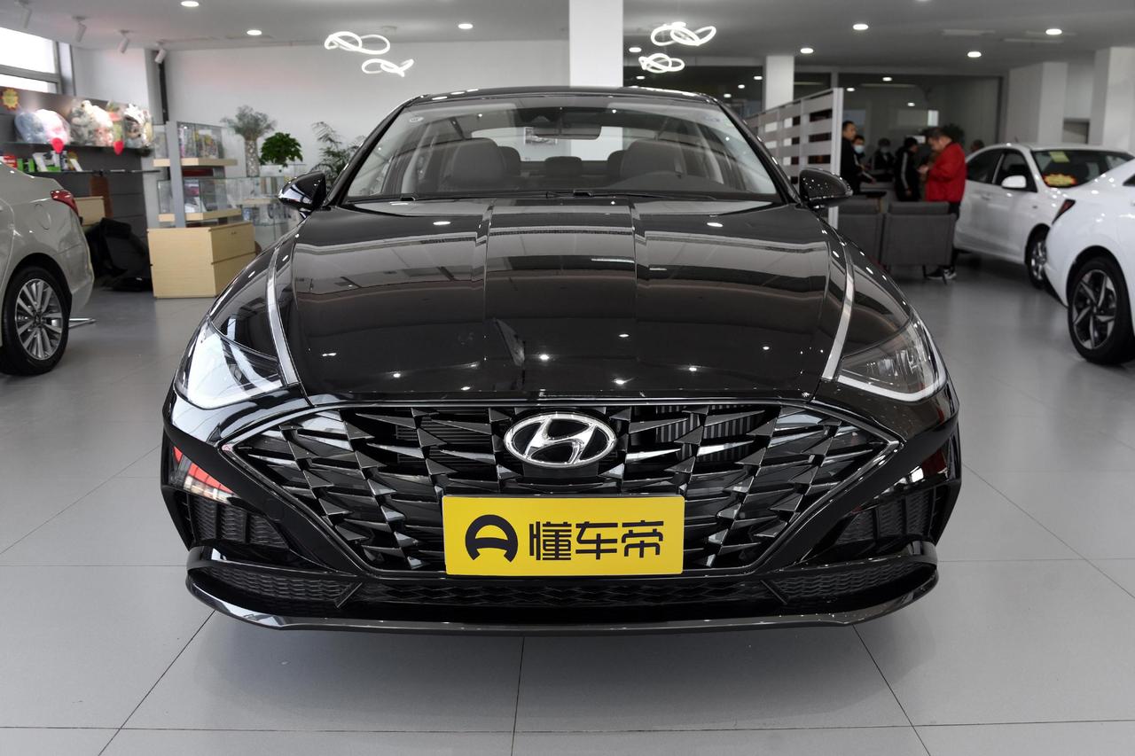 最近在二手车市场转了一圈，发现2021款索纳塔2.0T豪华版，表显7万公里，车况