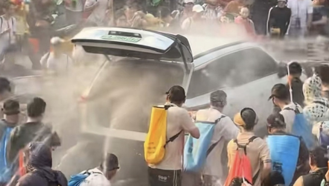 #景洪泼水节游客后备箱被拉开泼水#【景洪泼水节游客后备箱被人拉开喷水，当事人报警