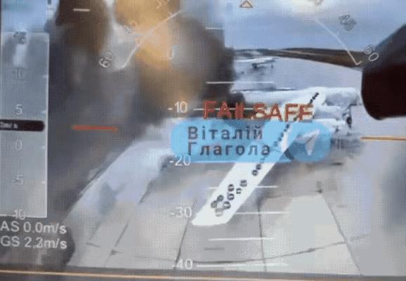 乌克兰这一波堪比白衣渡江，有过之而无不及！一辆卡车，拉着木制结构伪装的箱子，拉