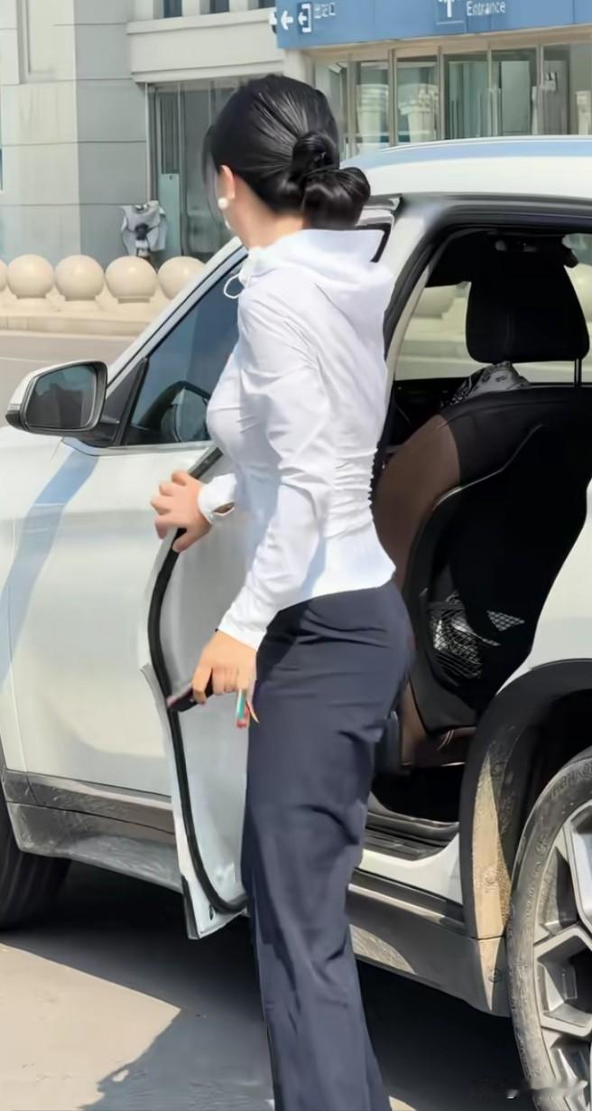 标致有仪→职业女性