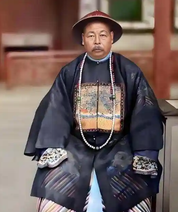 营帐内，气氛凝固得像结了冰。董福祥跪着，脸朝地，一言不发。左宗棠冷眼站立，手中钢