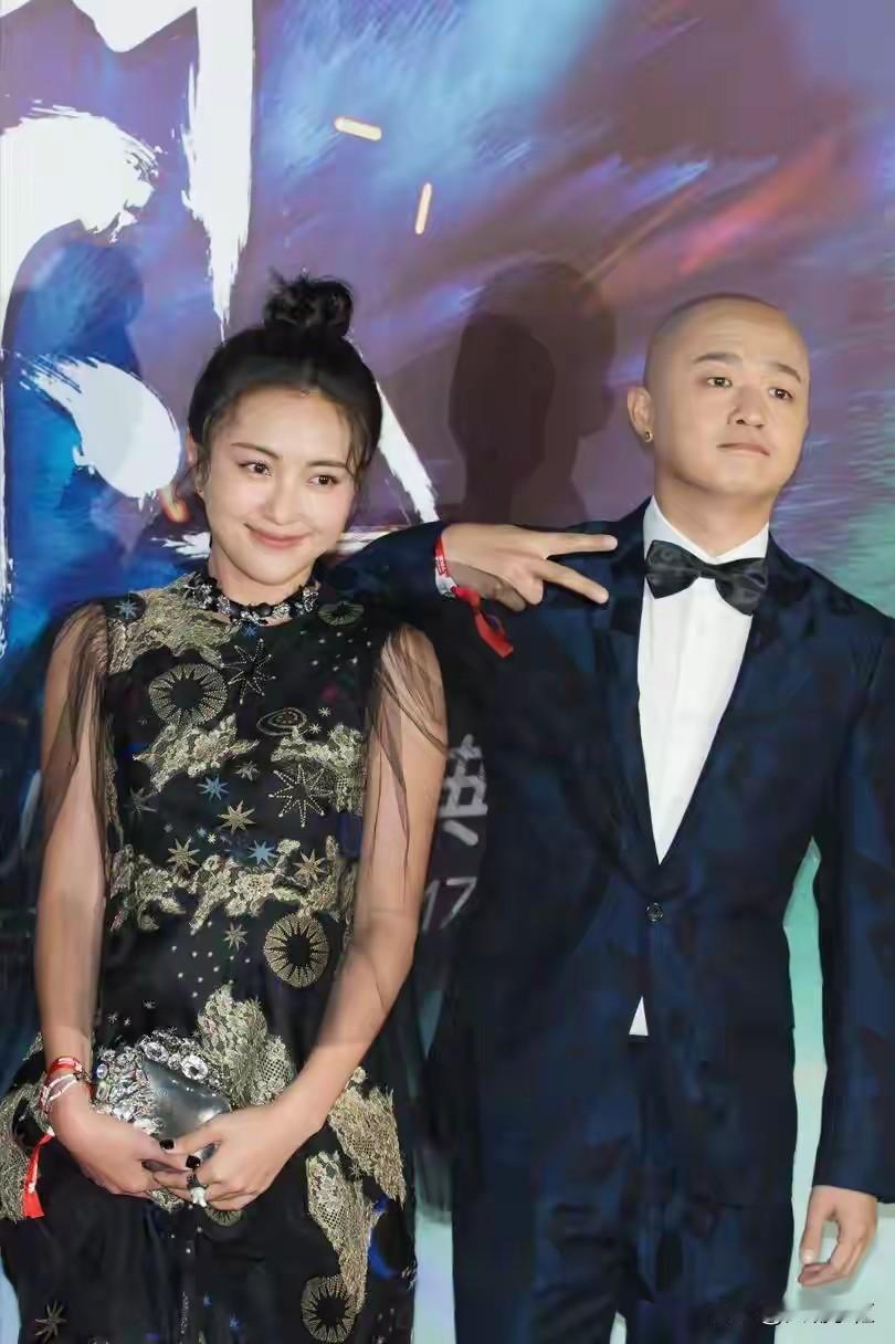 原来包贝尔和红衣女子还在公开场合同框过，身边人应该都知道两人的关系。据爆料人