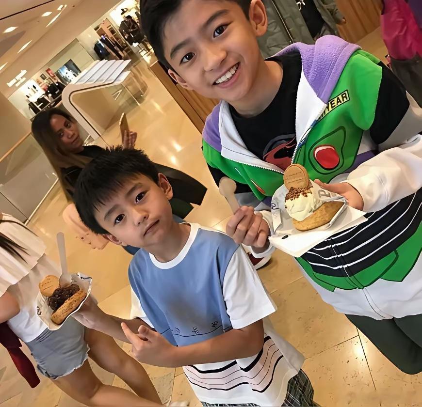 谢霆锋的大儿子跟他小的时候一个模子刻出来的。