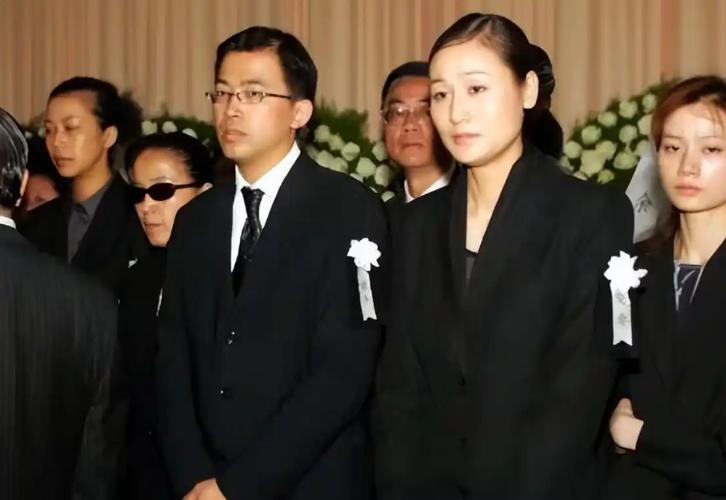 2005年，59岁的画家陈逸飞突然离世。30岁的妻子宋美英整理遗物时，发现一份2