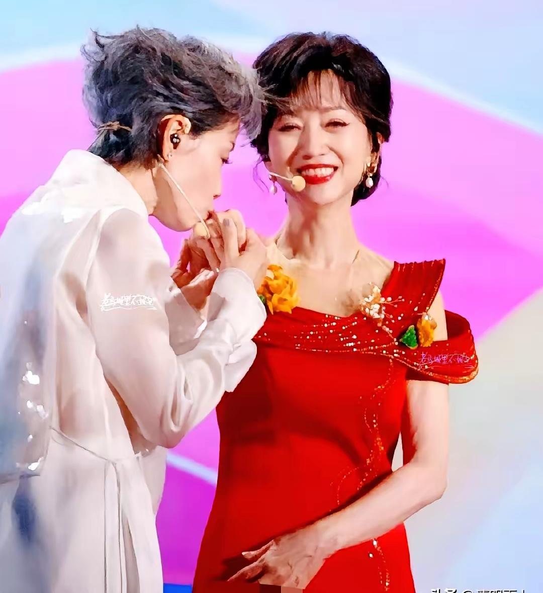 原来成都巡演还闹了这么一出儿，怪不得，叶童要退出了不能这么玩啊。两人年龄加