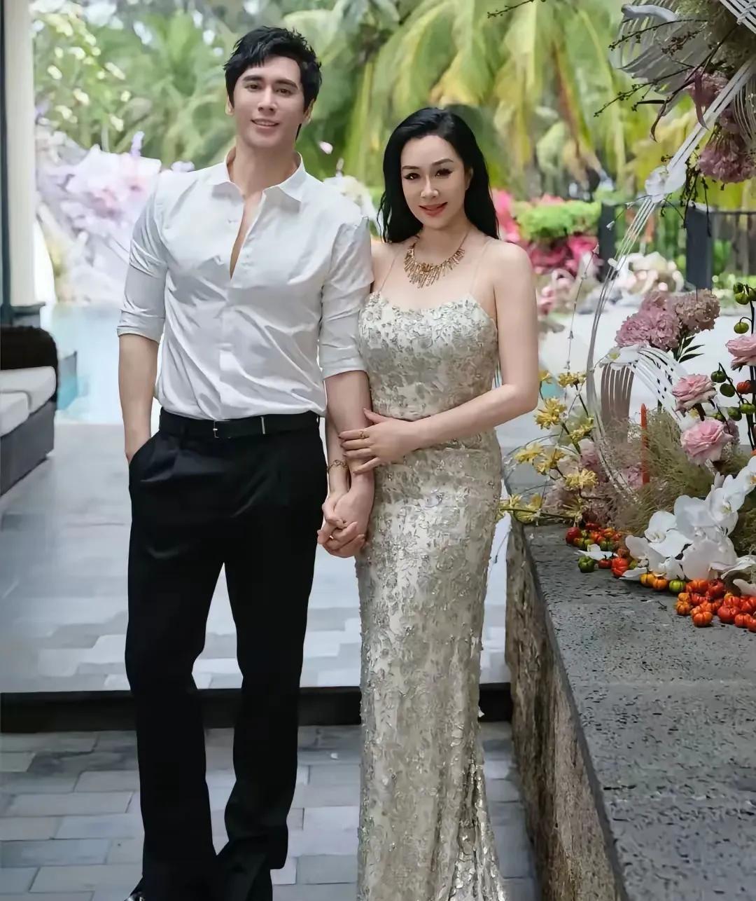 这是钟丽缇和张伦硕在海南刚刚拍的结婚9周年的婚纱照，让很多人都相信爱情吧！年龄