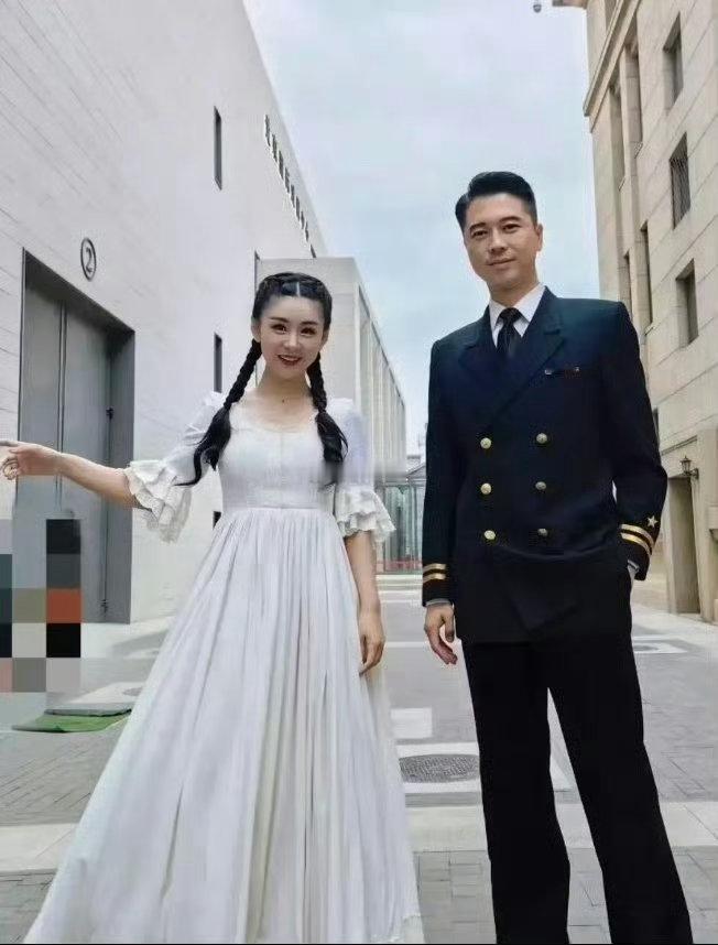 李小萌这种娃娃脸真的就算是年纪上去了，但远看还是会给人一种少女感……
