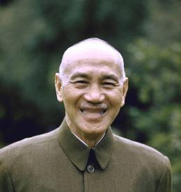 1952年，蒋孝文被抓进警察局，警察问他家长是谁，他没有回答，而是指了墙上蒋介石