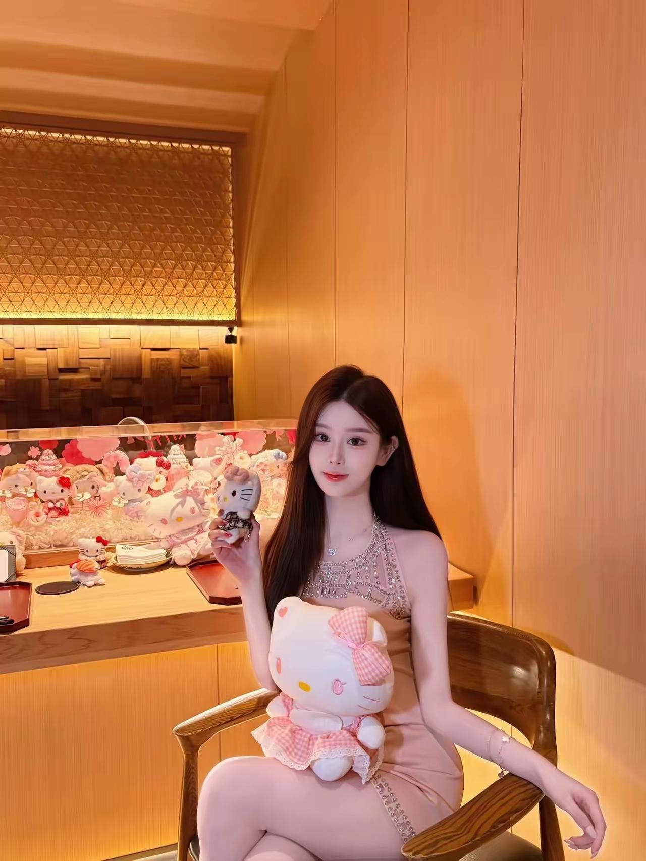 这女孩在店里展示HelloKitty玩具。凯蒂猫摆件手办女孩收藏玩具
