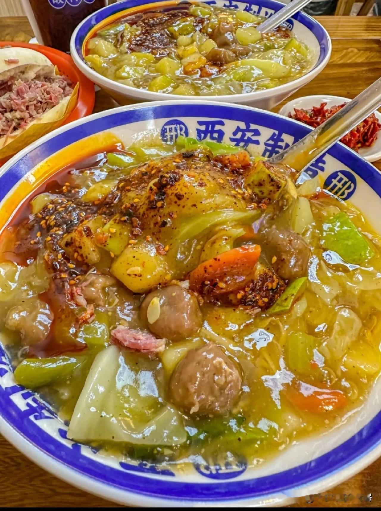 谁懂啊！西安胡辣汤那含金量简直爆棚。它有清真和河南两大种类，起源说法多样，有人觉