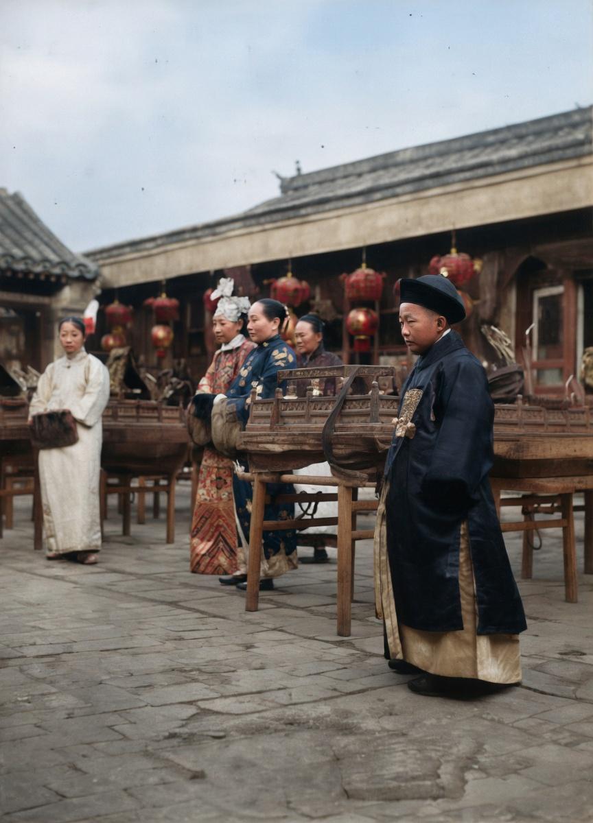 1922年12月1日，地北京紫禁城内廷，末代皇后郭布罗·婉容大婚送妆仪仗中的娘家