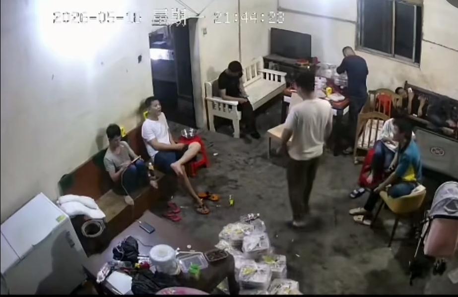 5月18日柳州地震，看看柳州淡定哥有多淡定？地震瞬间，屋内10人跑了9人，连