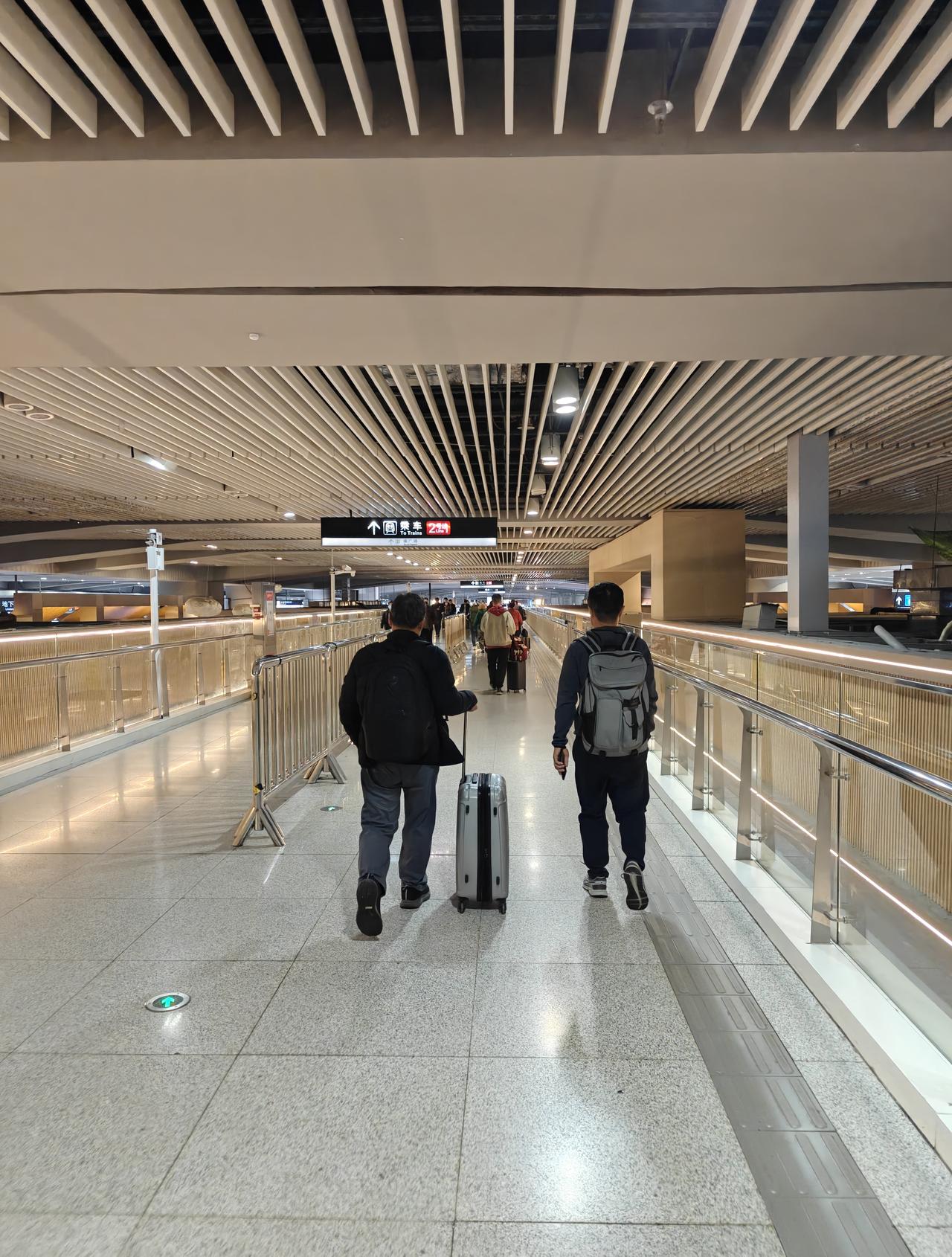 西安的西安北站2号线换乘要跨越整个火车站啊？这确实够远的啊。不过西安地铁几