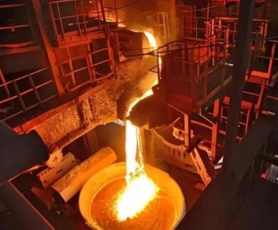 2022年，一名25岁的瑞士电工失足掉进了一个720°C的熔炉，熔化的金属瞬间没