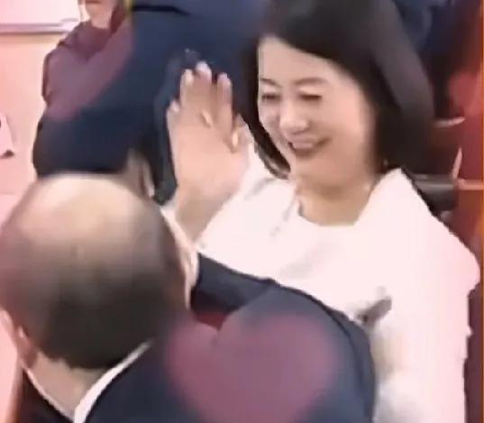 看来大家都误会了，大家都觉得民进党团总召柯建铭和民进党团干事长吴思瑶关系暧昧，但