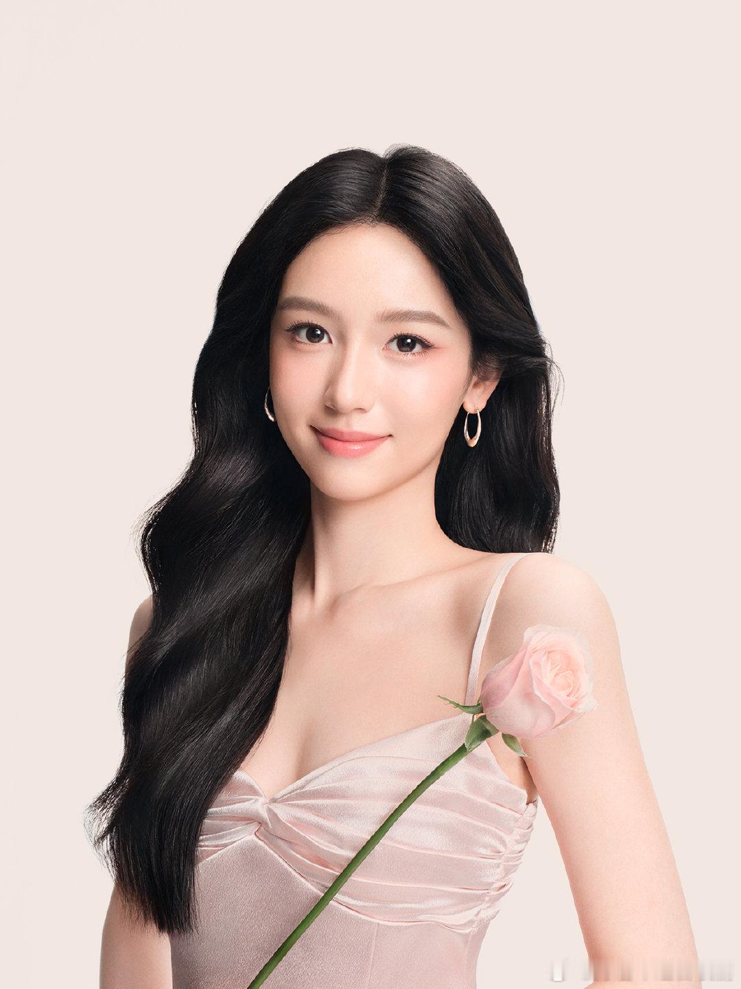 周也发光野玫瑰粉系造型氛围感直击人心，柔顺卷发自然垂落，发丝漾着细腻高光。温柔与